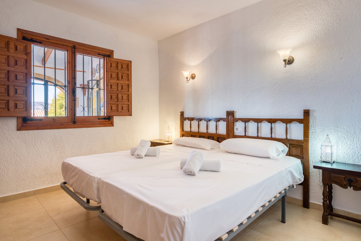 Bedroom 2 — twin beds