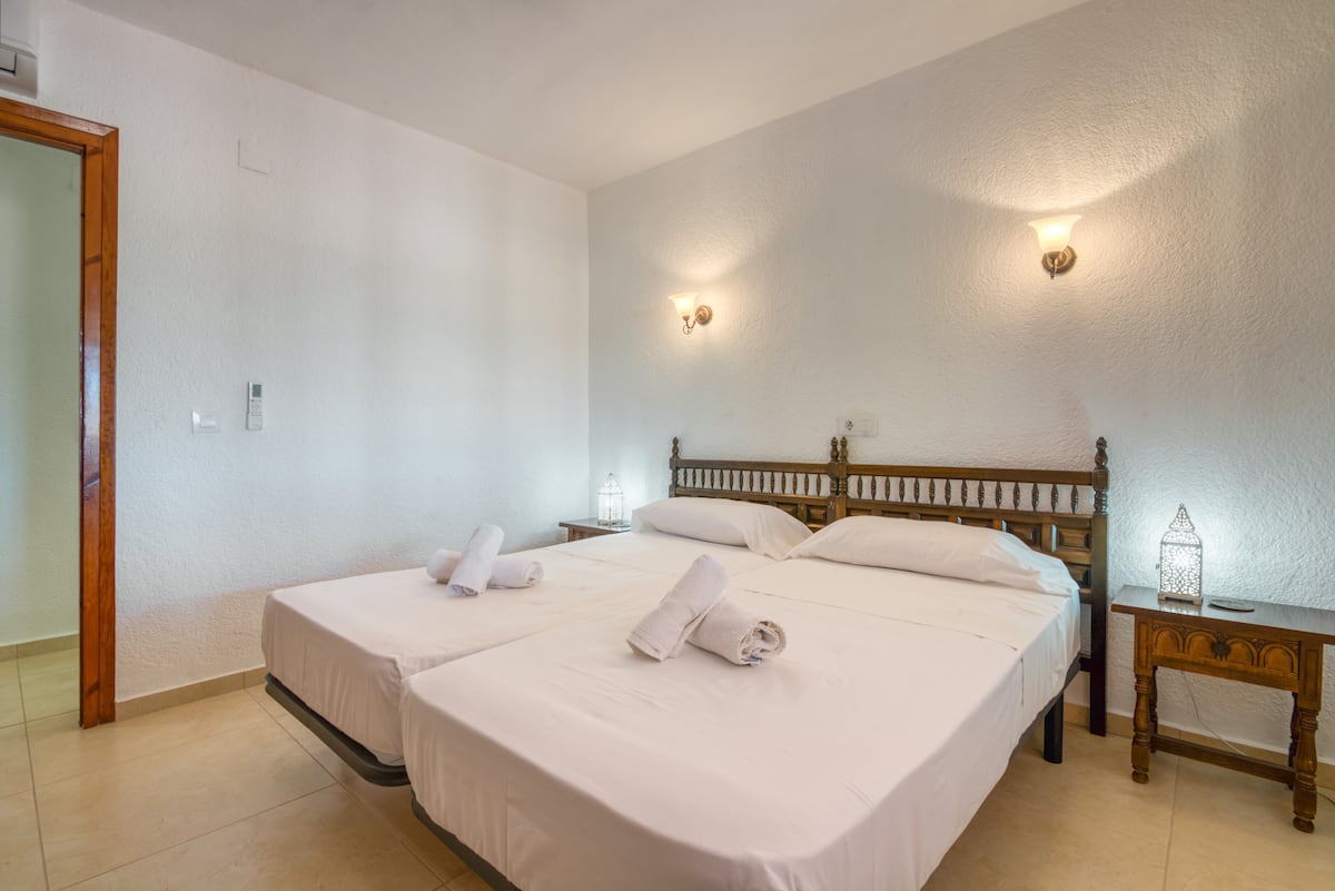 Bedroom 3 — twin beds