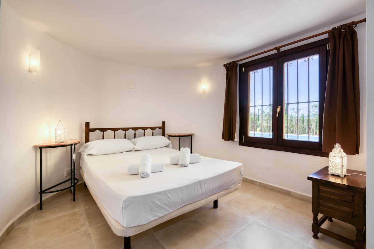 Bedroom 4 — double bed