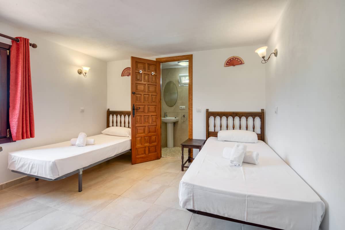 Bedroom 6 — twin beds