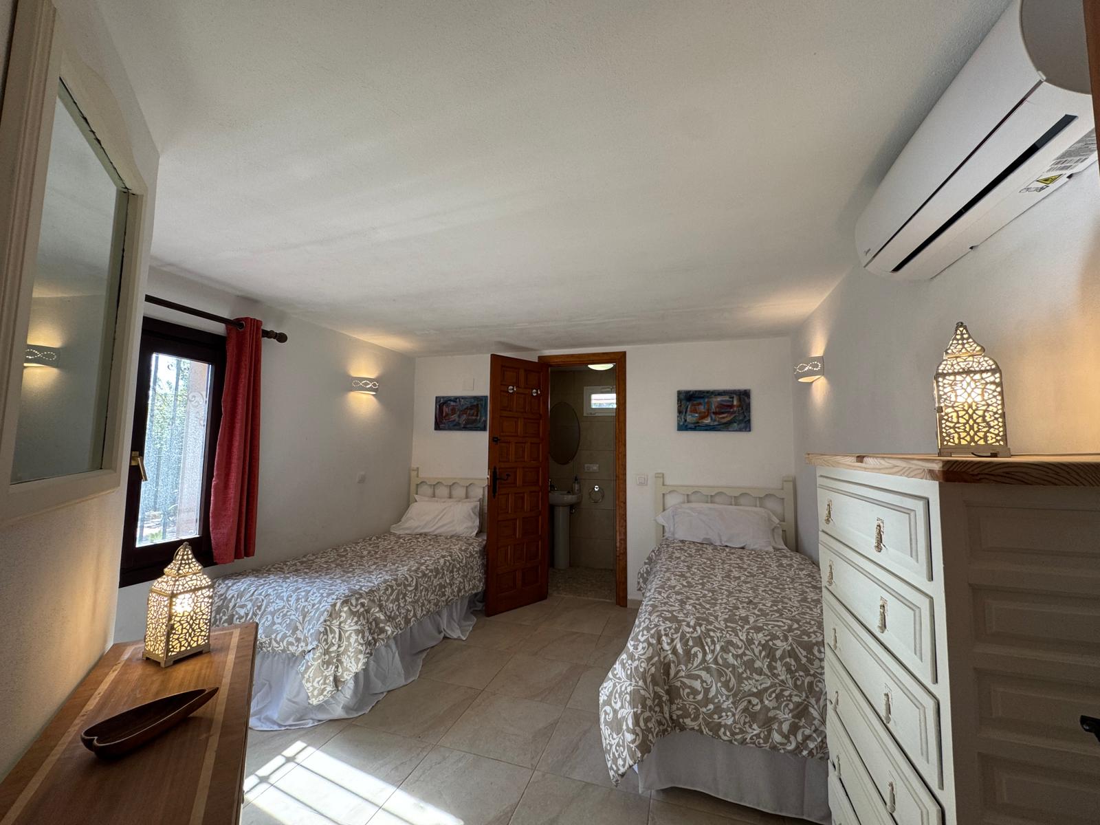 Twin bedroom with Moroccan lanterns